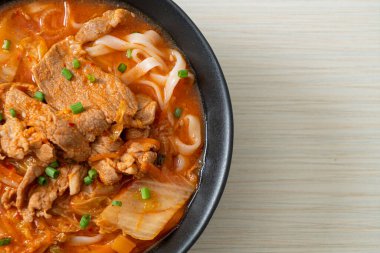 Kore udon eriştesi ve kimchi çorbası, Asya usulü.
