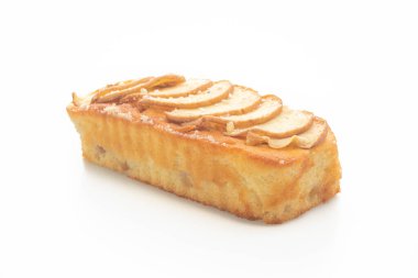 Elma ekmeği parçalanmış kek beyaz arka planda izole edilmiş.