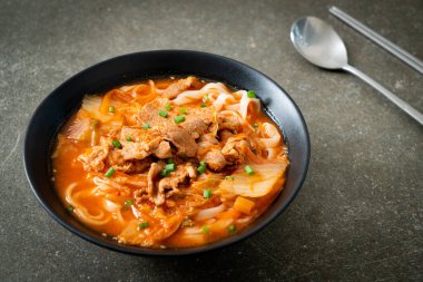 Kore udon eriştesi ve kimchi çorbası, Asya usulü.