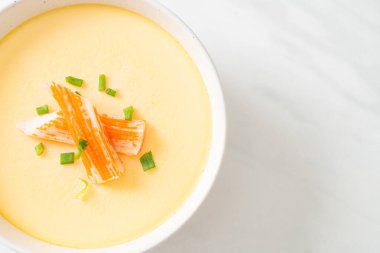 Yengeç sopasıyla haşlanmış yumurta ve taze soğan.