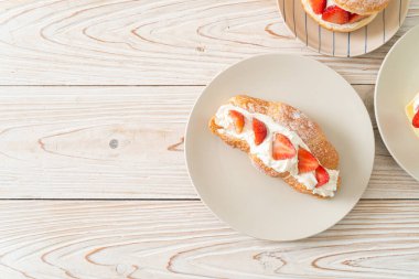 Çilekli ve taze kremalı kruvasan.