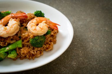 Brokoli ve karidesli kızarmış pirinç.