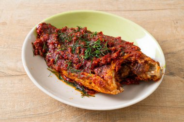 Tayland usulü kızarmış balık ve kırmızı biber sosu. Asya usulü.