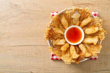 Kızarmış Enoki mantarı ve baharatlı soslu istiridye mantarı. Vejetaryen yemek tarzı.