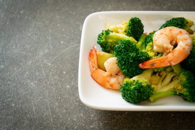 Karidesli kızarmış brokoli. Ev yapımı.