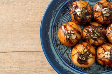 Takoyaki köftesi ya da ahtapot köftesi - Japon yemeği tarzı.