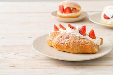 Çilekli ve taze kremalı kruvasan.