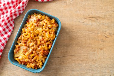 İtalyan usulü peynirli ev yapımı fırında makarna.