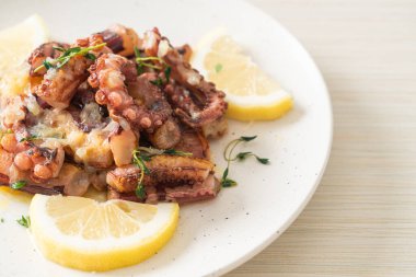 ızgara ahtapot ya da tereyağı soslu kalamar ve kekik.