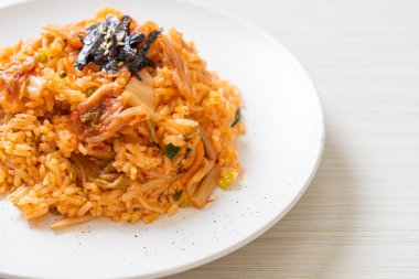 Kore usulü deniz yosunu ve beyaz susamlı kimchi pilavı.