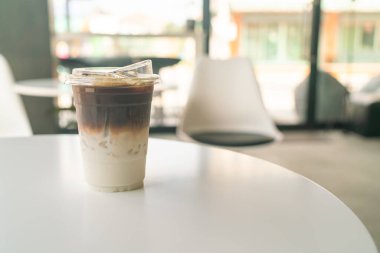 Kahve dükkanında buzlu kahve fincanı.