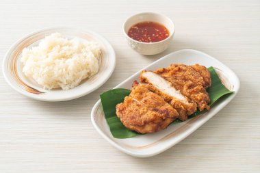 Yapışkan pirinç ve baharatlı tatlı soslu kızarmış tavuk.