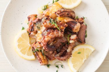 ızgara ahtapot ya da tereyağı soslu kalamar ve kekik.