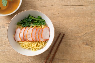 Barbekü Kırmızı Domuz Eriştesi Çorbalı - Asya usulü