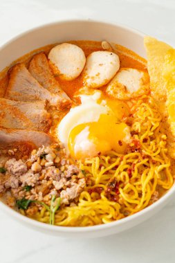 Baharatlı çorbada köfte ve domuz etli erişte mi yoksa Asya usulü Tom Yum Erişte mi?