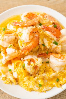 Karidesli ev yapımı kremalı omlet veya çırpılmış yumurta ve karides.