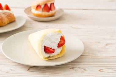 Taze çilek ve taze krep.