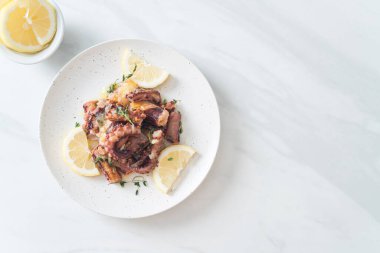 ızgara ahtapot ya da tereyağı soslu kalamar ve kekik.