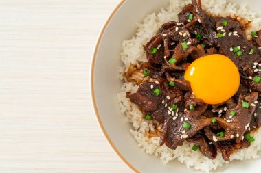 Soya aromalı pilav veya Japon Pork Donburi kasesi - Asya yemeği tarzı