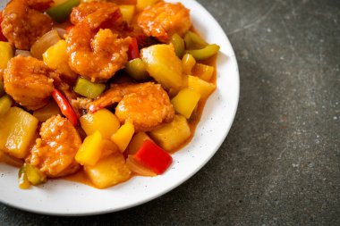 Kızarmış tatlı ve ekşi, tabakta karides, Asya usulü.