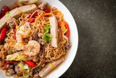 Asya usulü baharatlı erişte salatası, Tayland usulü.