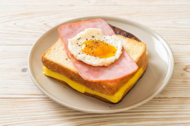 Ev yapımı kızarmış peynir üzerine jambon ve kahvaltıda domuz sosisli sahanda yumurta.