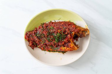 Tayland usulü kızarmış balık ve kırmızı biber sosu. Asya usulü.