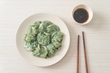 Soslu buğulanmış frenk soğanı. Asya usulü.