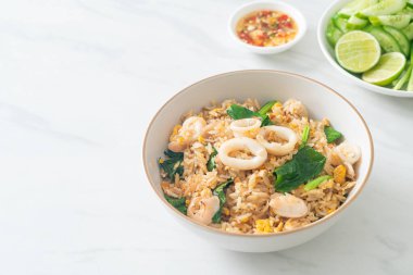 Kalamarlı ya da ahtapotlu pilav. Kalamar, yumurta ve lahana ile kızartılmış pirinç.