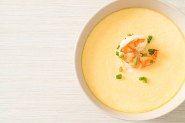 Karides ve taze soğanlı buğulanmış yumurta.