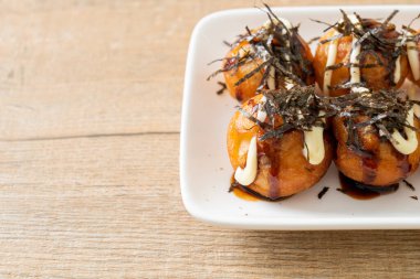 Takoyaki köftesi ya da ahtapot köftesi - Japon yemeği tarzı.