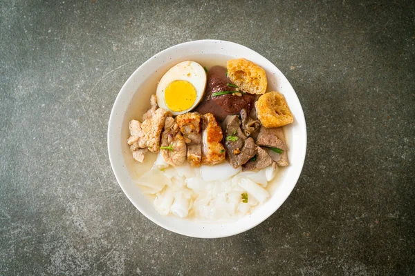 米粉或煮过的中式通心粉 配以清汤猪肉 亚洲菜 — 图库照片