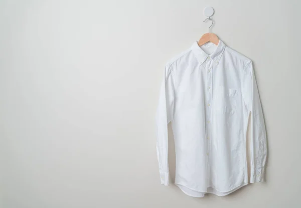 Hangend Wit Shirt Met Houten Hanger Aan Muur — Stockfoto