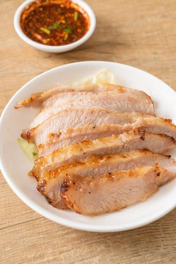 Tayland usulü ızgara domuz budu soslu Tayland yemeği.