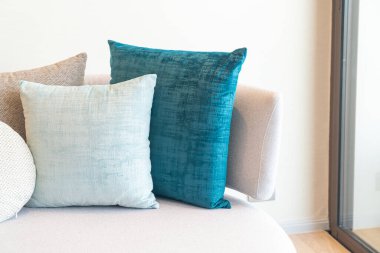 Kanepede güzel, rahat yastıklar.