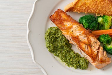 Pesto soslu ve sebzeli ızgara somon bifteği.