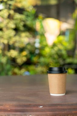 Tahta masada fotokopi alanı olan sıcak kahve fincanı.