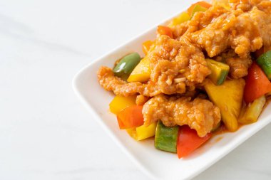 Kızarmış tatlı ve ekşi sosla domuz ve sebzeyi karıştır.