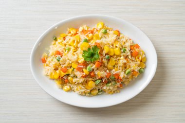Karışık sebzeli ev yapımı pilav (havuç, yeşil bezelye, mısır) ve yumurta