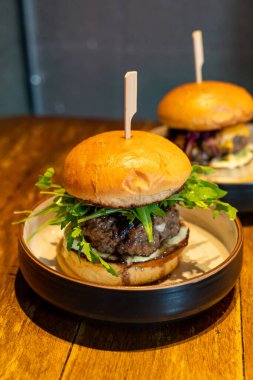 Peynirli biftek ve tabakta sos.