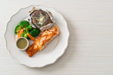 Fırında patates ve sebzeli ızgara somon bifteği.