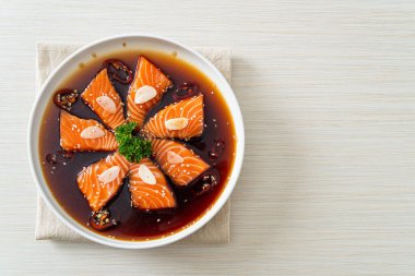 Salamura edilmiş somon balığı ya da Kore usulü soya sosu.