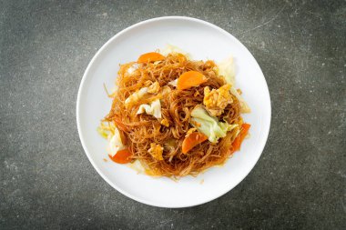 Lahana, havuç ve yumurta ile kızartılmış vermicelli. Vejetaryen usulü.