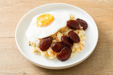 Kızarmış pirinç, yumurta ve Çin sosisi Asya usulü ev yapımı yemek.