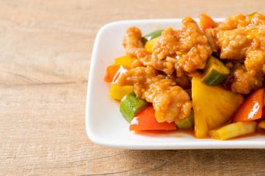 Kızarmış tatlı ve ekşi sosla domuz ve sebzeyi karıştır.