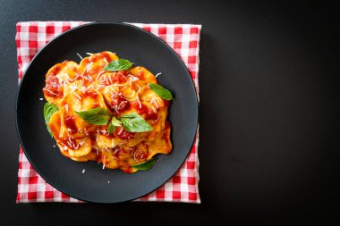 Domates soslu ve fesleğenli İtalyan usulü Ravioli.