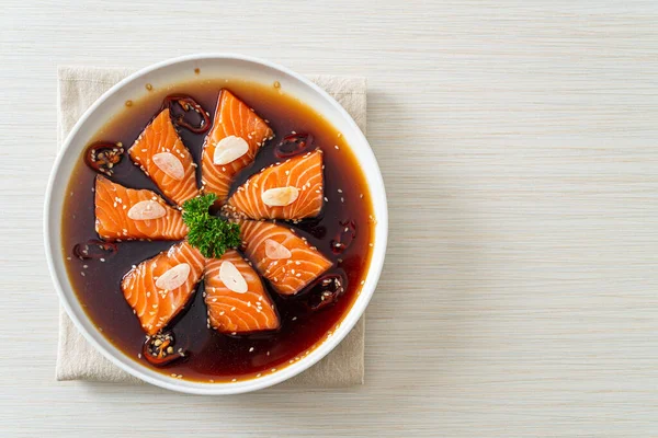 Salamura edilmiş somon balığı ya da Kore usulü soya sosu.