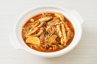 Tom Yum Çorbası ile karıştırılmış Baharatlı Mantar - Vejetaryen yemek tarzı