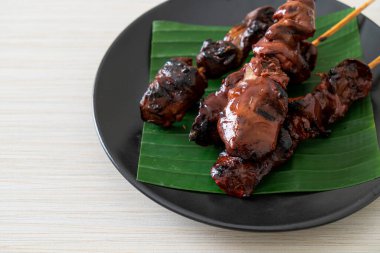 Izgara tavuk ciğeri şiş - Asya sokak yemeği tarzı