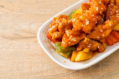 Kore usulü tatlı ve ekşi soslu kızarmış tavuk.